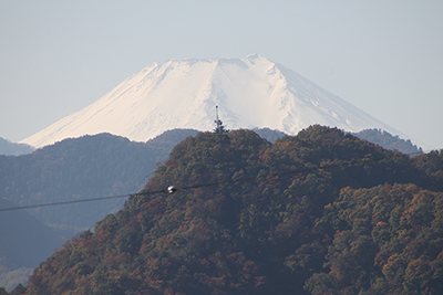 登山口に向かう車道から見た富士山
