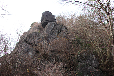 大仏様が座っているように見える岩