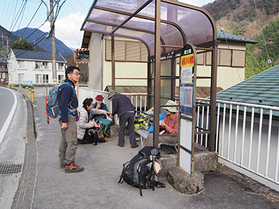 Ｉさんが撮影した細川橋のバス停でバスを待っているメンバーの写真