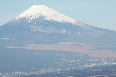 玄岳山頂から見た富士山の写真
