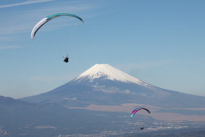 富士山と２つのパラグライダーの写真