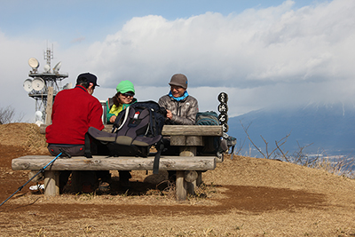 浜石岳山頂のベンチで昼食中のメンバーの写真