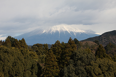 山頂を雲に隠した富士山の写真