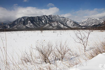 雪原になった戦場ヶ原と白根山方面の写真