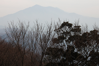 雨引山山頂から見た加波山の写真