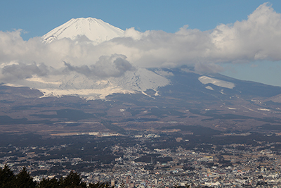 乙女峠から見た富士山と御殿場市の写真