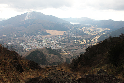 金時山山頂から見た神山と芦ノ湖方面の写真