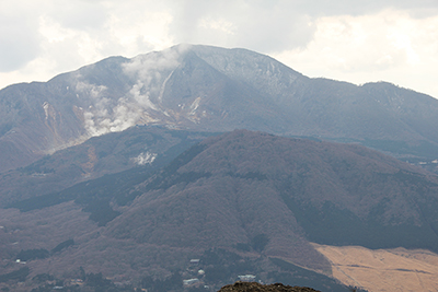 蒸気の上がる大涌谷と神山の写真