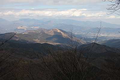 足柄峠への下山路から見た丹沢方面の写真