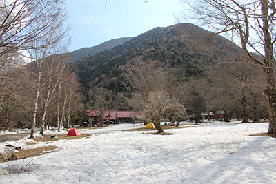 雪原となっている徳沢のキャンプ場の写真