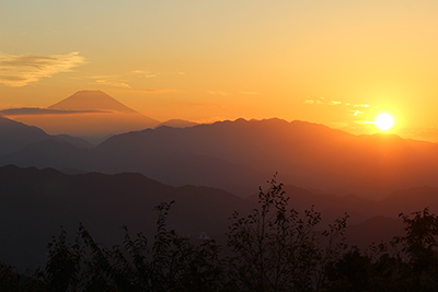 夕日と富士山の写真