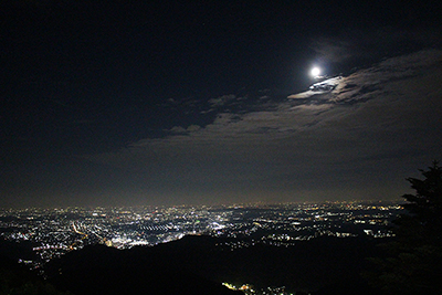 街の夜景と月の写真