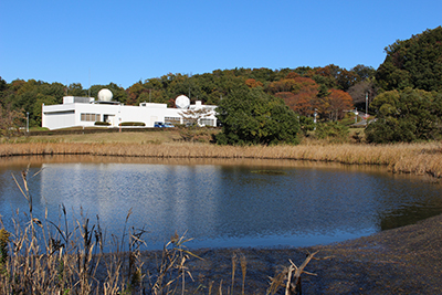 地球観測センター内の池と第２運用棟の写真