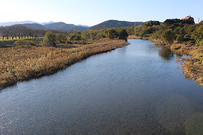 都幾川の流れと武甲山の写真