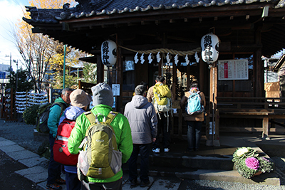 熊野神社でお参りをしている写真