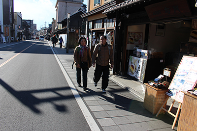 蔵造りの町並み入口付近を歩いている写真