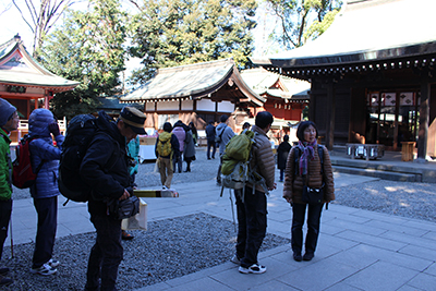 川越氷川神社内にいるメンバーの写真