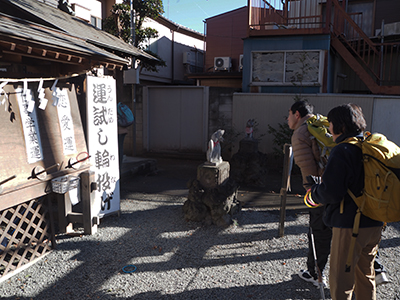 Iさんが撮影した熊野神社で運試しの輪投げに挑戦している写真