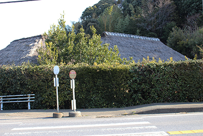六地蔵局前バス停近くにあるかやぶき屋根の家の屋根の写真