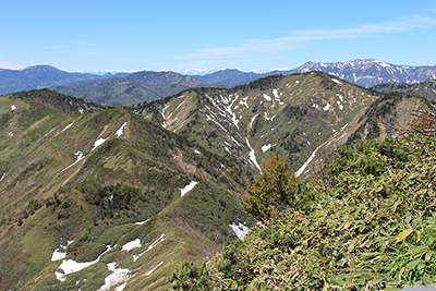 白砂山山頂から見た八十三山、岩菅山、北アルプス方面の写真