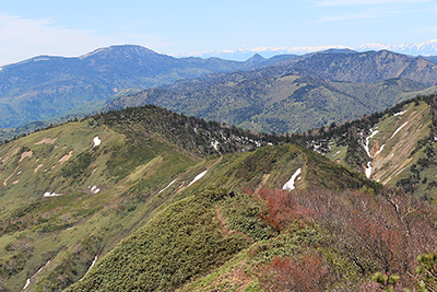 歩いてきた堂岩山と志賀の横手山方面の写真