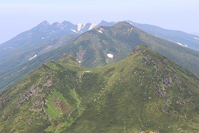 羅臼岳山頂直下から見た三ッ峰、サシルイ岳、硫黄山方面の写真