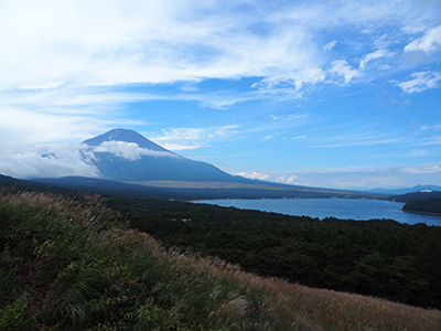 パノラマ台から見た富士山と山中湖の写真