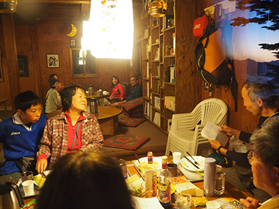 Iさんが撮影した金峰山小屋で他のパーティーの人たちと山の歌を楽しんでいる写真