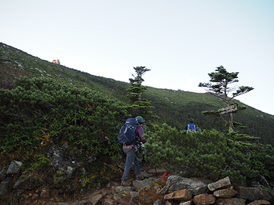 Iさんが撮影した金峰山に向けて歩きはじめたメンバーの写真