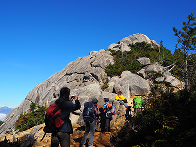 Iさんが撮影した大日岩に到着したメンバーの写真