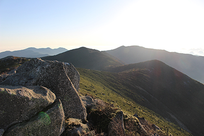 金峰山山頂から見た国師ヶ岳、甲武信ヶ岳方面の写真