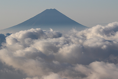 雲海に浮かぶ富士山の写真