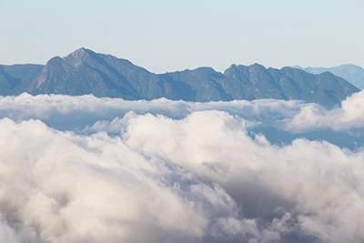 甲斐駒ヶ岳と鋸岳、右奥に中央アルプスの写真