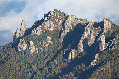 金峰山山頂から見た端牆山の写真