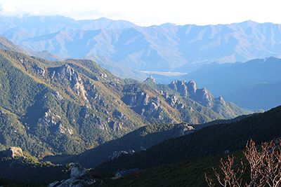 稜線から見下ろした小川山の岩峰群の写真