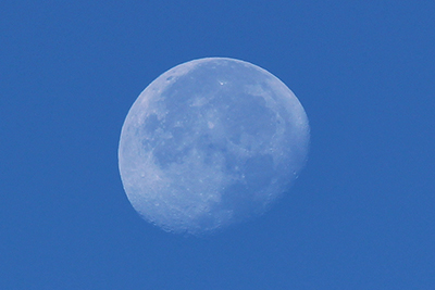望遠で撮影した月の写真