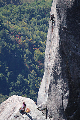 大ヤスリ岩を人口登攀するクライマーの写真