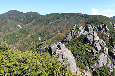 端牆山山頂から見た小川山（左端）