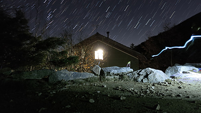 M君が撮影した金峰山小屋と降り注ぐ星の写真