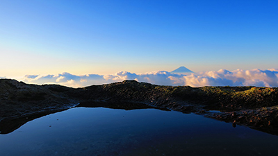 M君が撮影した石の上にたまった水たまりと富士山の写真
