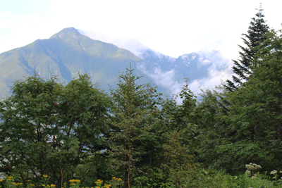 白根御池から見た高峰と地蔵岳方面の写真