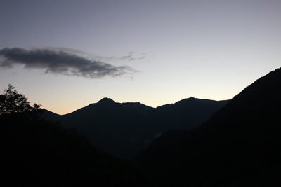 日の出前の高峰、地蔵岳、観音岳の写真