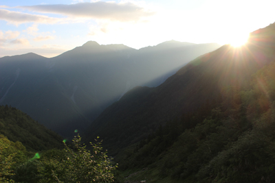 稜線から昇ってきた朝日の写真