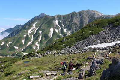 剣岳と別山を後に見て登山道を登っている写真