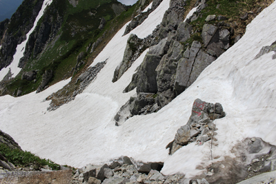 鬼岳当面の雪渓の写真