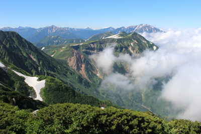 室堂山から見た五色ヶ原と薬師岳、槍ヶ岳方面の写真