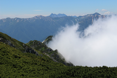 野口五郎岳、水晶岳と槍穂高連峰の写真