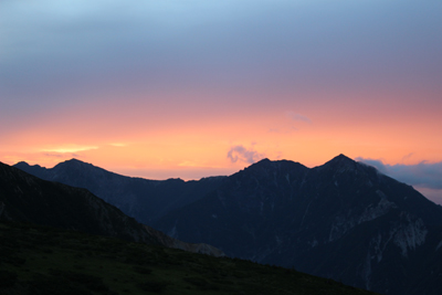 2日目の朝、シルエットの針ノ木岳、赤沢岳と赤く染まった空の写真