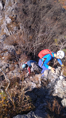 Mさんが撮影した東岳から急坂を下っているOさんとAさんの写真