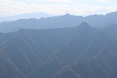 東岳山頂から見た雲取山方面の写真